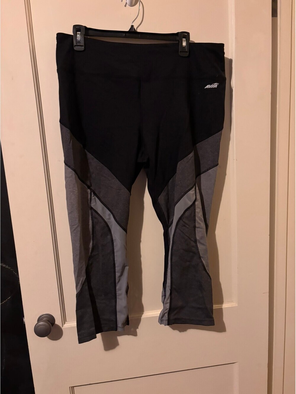 Avia black and gray cropped leggings XL